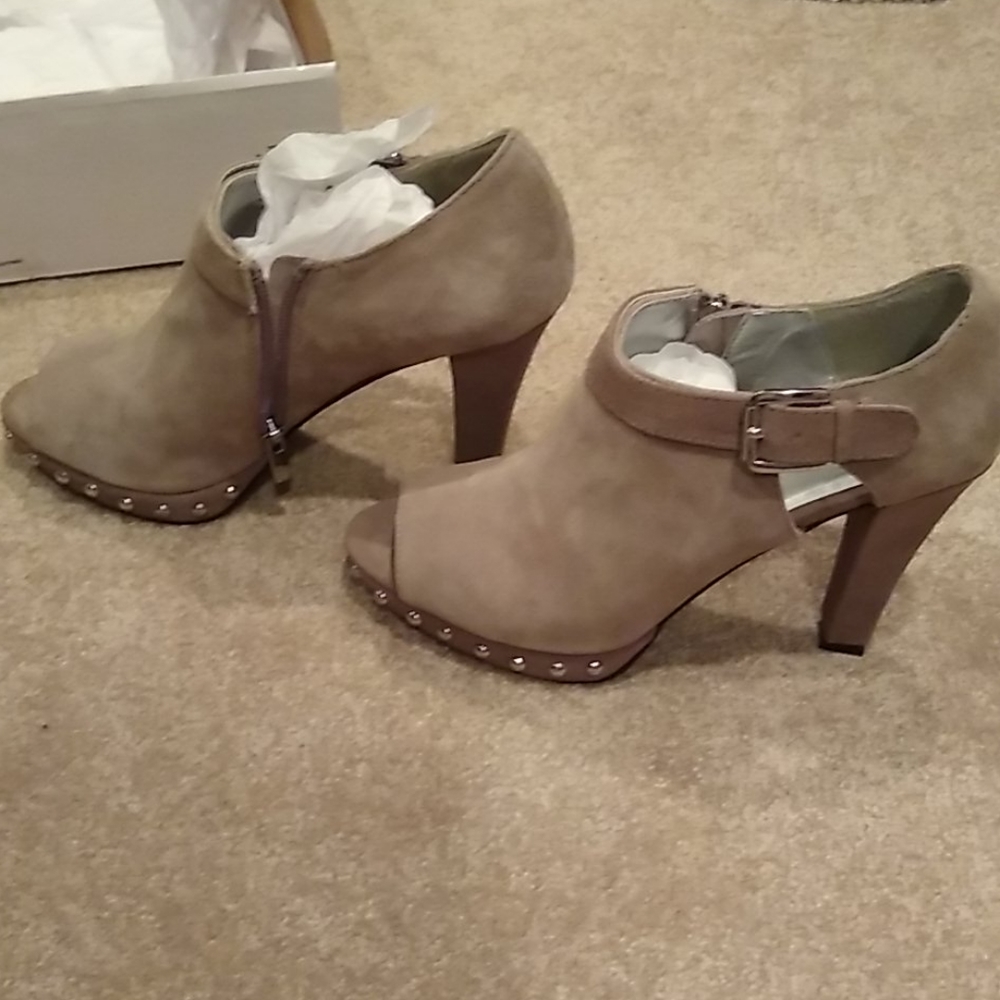 Gray suede peep toe booties ankle boots studs Platform 9 NIB